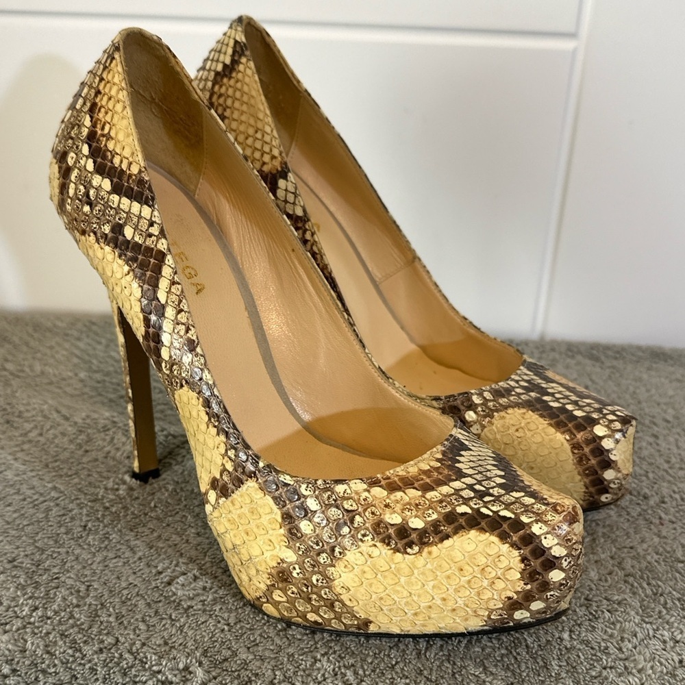 Bottega Veneta snakeskin high-heeled pumps